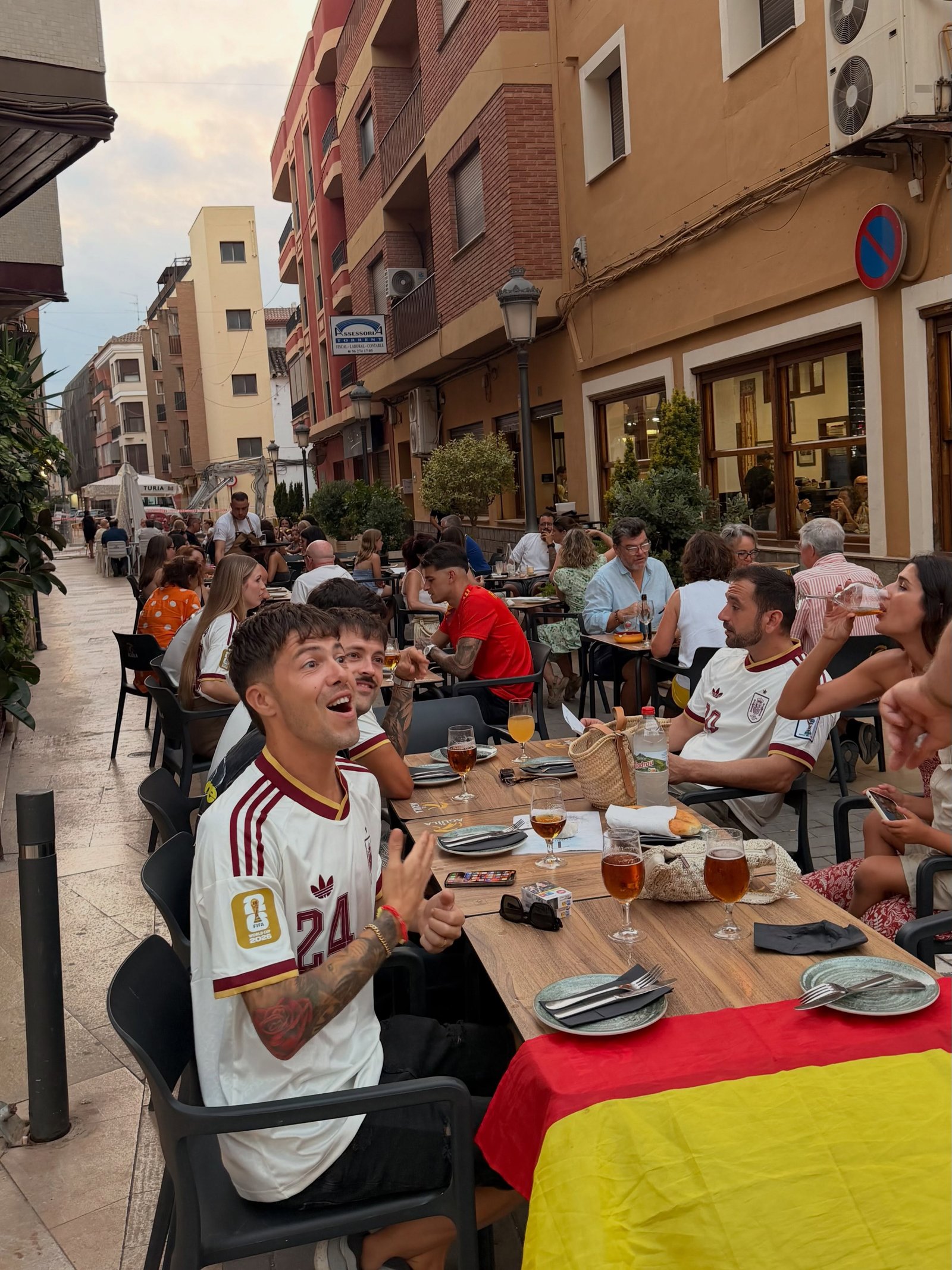 Terraza del Torrent llena de gente